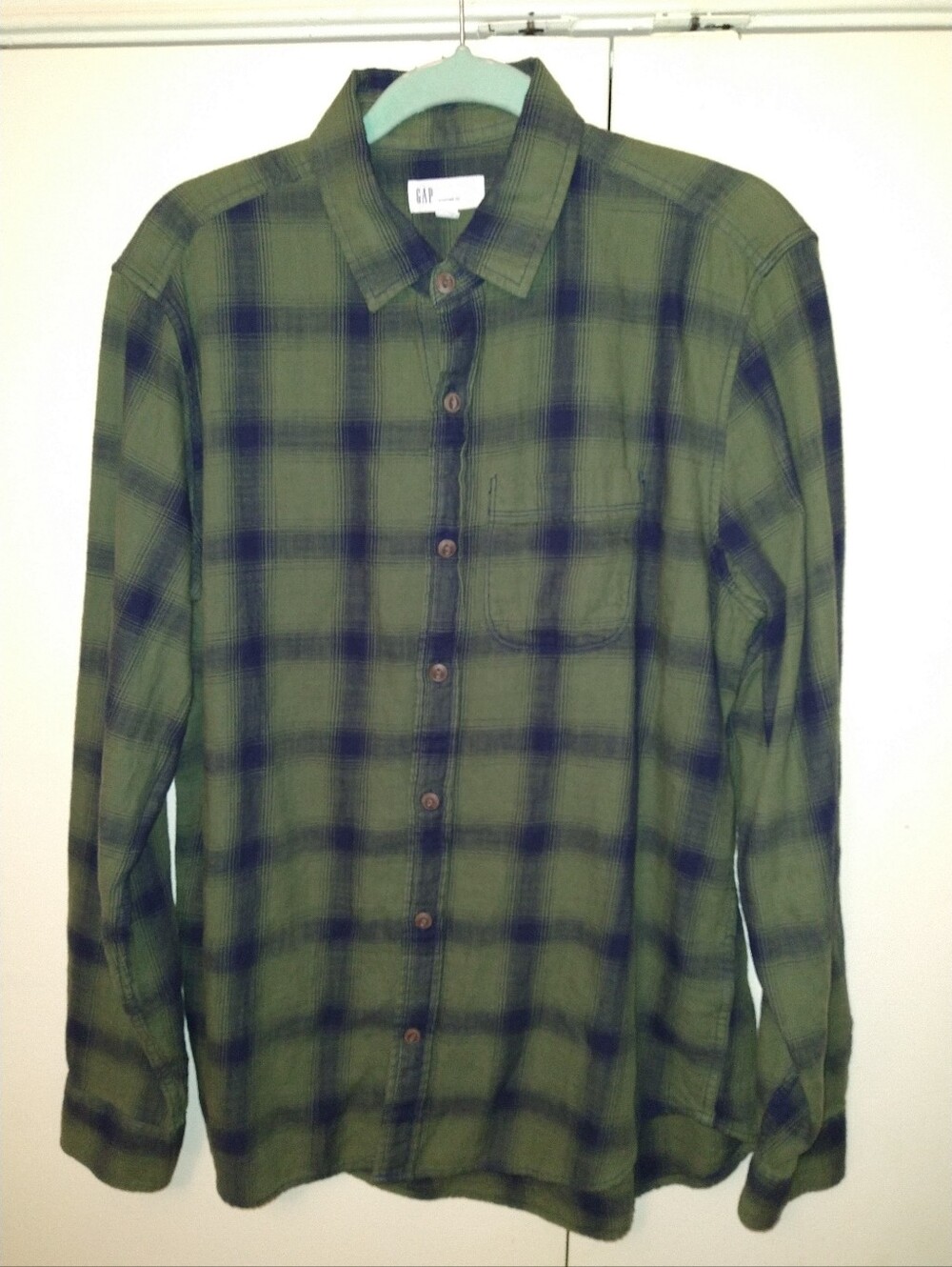 Gap Standard Fit Plaid Long Sleeve Button Up Shirt Men's sz Medium.
